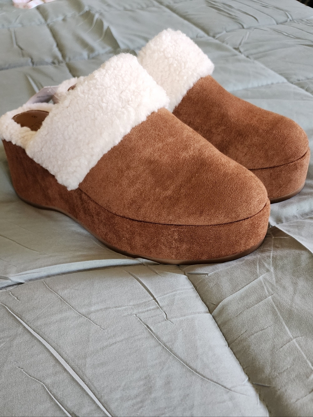 NWT Sherpa Lined Faux Suade Platform Wedges